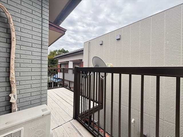 日差しを遮るオーニングやシェードなどを設置すれば夏場でも快適なスペースとなります。
設置することで、室内温度の上昇を抑えるとともに、エアコンなどの電気使用量を低減することにもつながりますね。