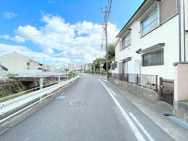 幅員約6mの前面道路です。車の出し入れもしやすく、また配達などの車が停まっていても通行出来る道幅となっています。