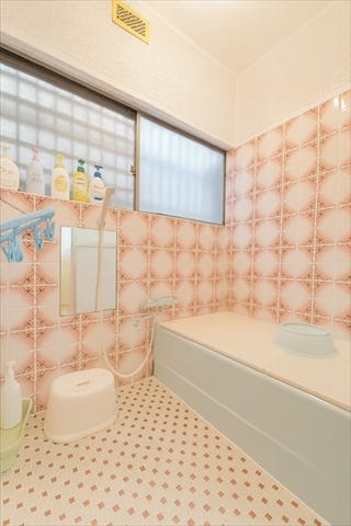 小窓があるのですぐに換気できちゃいます♪
カビ対策ができる浴室です。