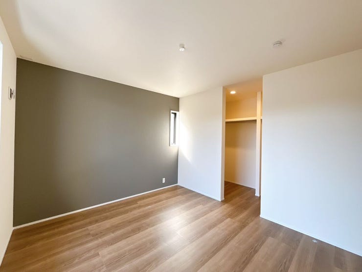 アクセントクロスのある洋室。プライベートな時間がより楽しく快適に過ごせそうです。