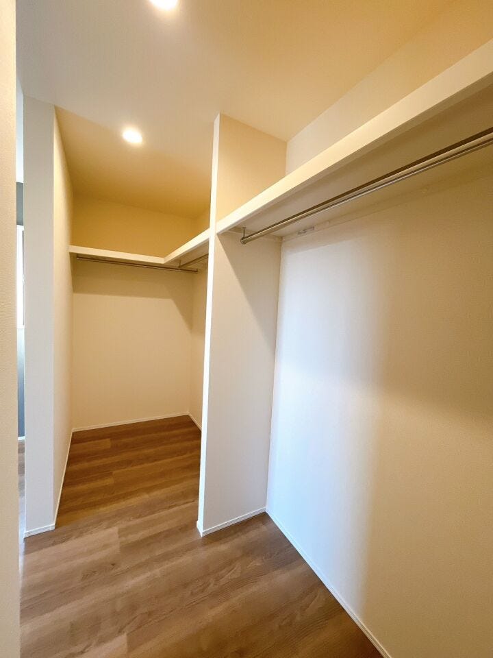 衣類だけでなく、ファッションアイテムやスーツケースなど大きいものも置くことができます。