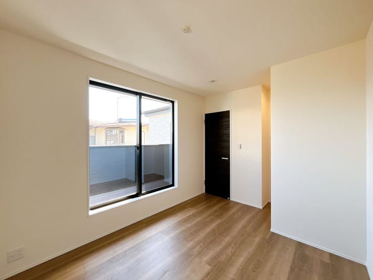 こちらのお部屋からもバルコニーへ出られます。