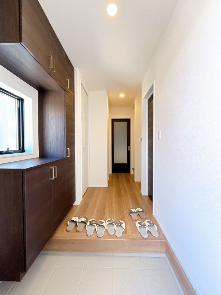 人を迎え入れることが嬉しくなる、明るい玄関空間。