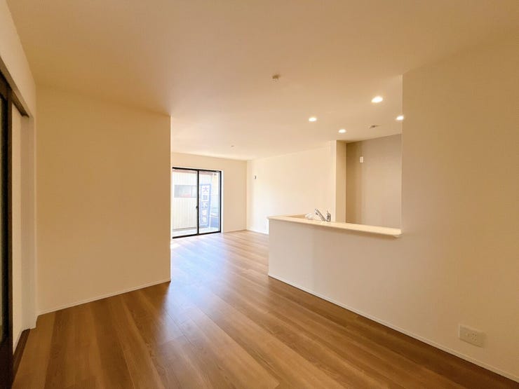 LDKには大きな窓が施され、明るさと、通風を確保した快適な空間です。朝日で明るい朝を迎えることで一日のスタートも気持ちよくなりそうですね♪