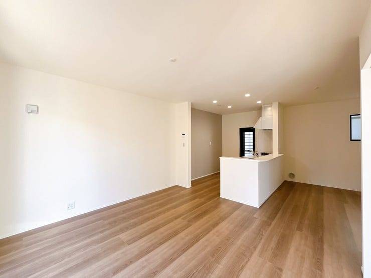 ゆったり寛げる充分な広さがございますので、ご家族でインテリアのレイアウトを考えるのも楽しみになりそうです。広々リビングならお子様の遊び場所も確保できそうですね。