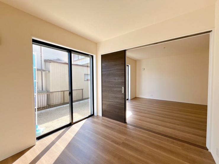 リビングの続き間に洋室を設けることで、広々とした空間となりますね。