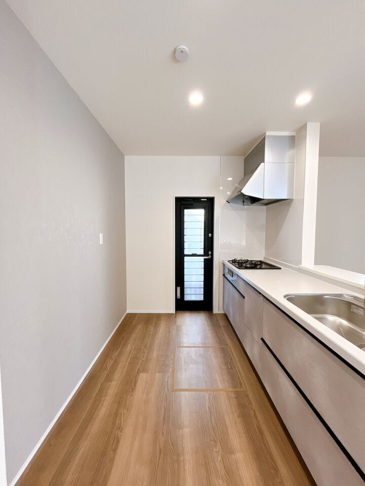 採光と通風の確保や、生ゴミなどをすぐに外に出すことができる便利な勝手口。