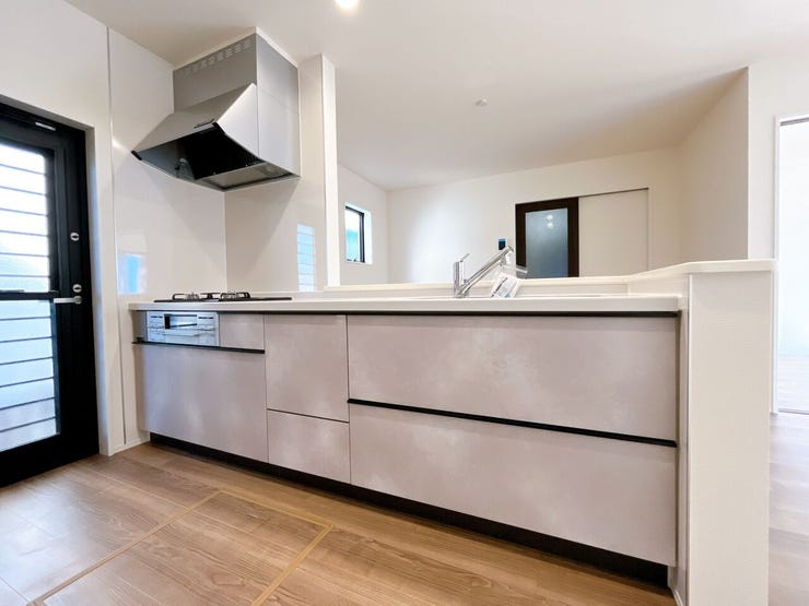 ワークスペースが広々確保されたキッチン。家族で一緒にお料理するのも楽しくなるキッチンです。