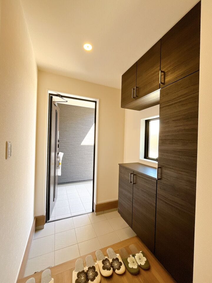 玄関にはご家族の靴をたっぷり収納できるシューズボックスをご用意。玄関先をいつも綺麗に保てます。