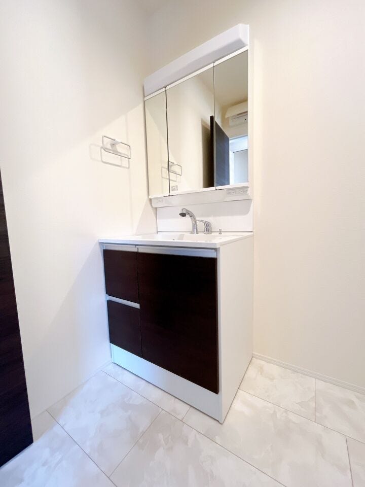 明るく清潔感溢れる洗面スペース。毎日使う場所だからこそ、快適な空間となっております。