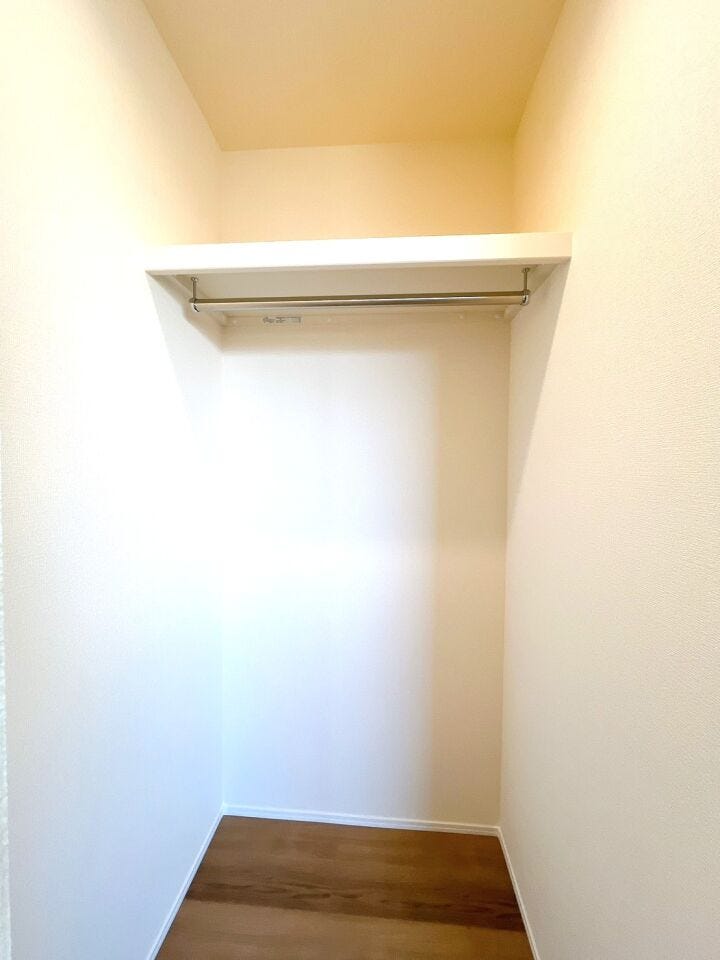 大型のトランクを収納したり、収納ケースを置くこともできます!