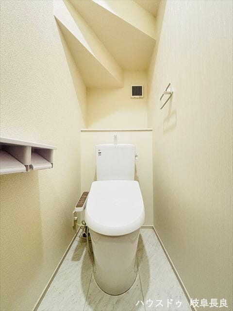 ≪1F≫
白を基調としたシンプルなトイレです。1階、2階それぞれに配置されています。ペーパーホルダーが2つあるのも嬉しいポイントですね♪