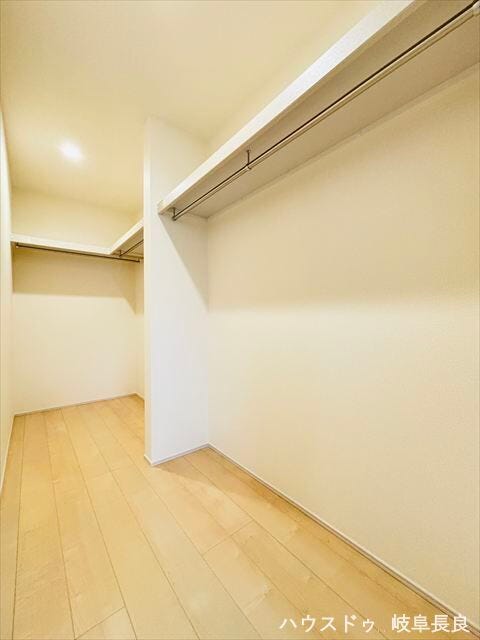 ≪8帖洋室≫
洋室にはウォークインクローゼットがあり、荷物の多い方でも安心ですね♪衣類だけでなく趣味のアイテムの収納にも◎