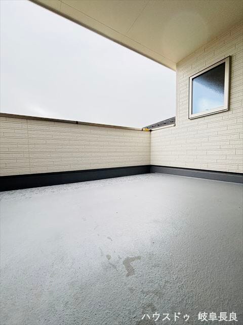 南向きバルコニーで採光・通風ともに良好!スーパーやコンビニエンスストアなど、各種生活施設も揃っている生活に便利な住環境です。