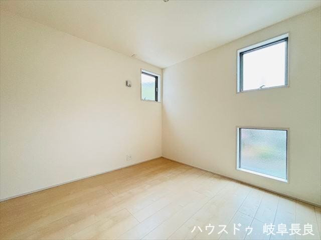 ≪6.2帖≫
北側の洋室は、自然光が穏やかに差し込み、落ち着いた雰囲気の中でゆっくりとくつろげる静かな空間です。