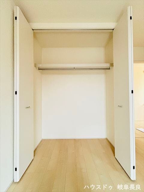 ≪6.2帖洋室≫
ハンガーパイプや枕棚があらかじめついているので、サッと片づける事が出来ます!