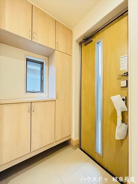 帰宅したご家族の靴や荷物を一時置きできる十分なスペースを確保。清潔感を保ちやすいシンプルなデザインで、スムーズな動線を支える住まいの入り口です。