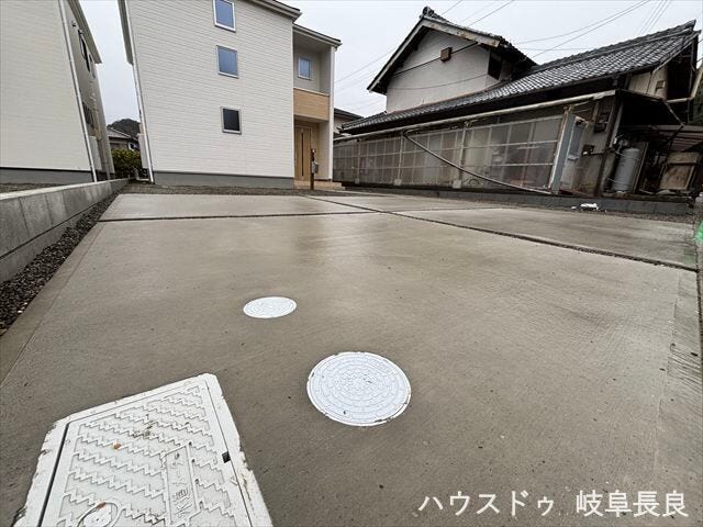 普通車2台並列駐車が可能です。車を入れ替える手間が省けるため、スムーズに出し入れすることができます。