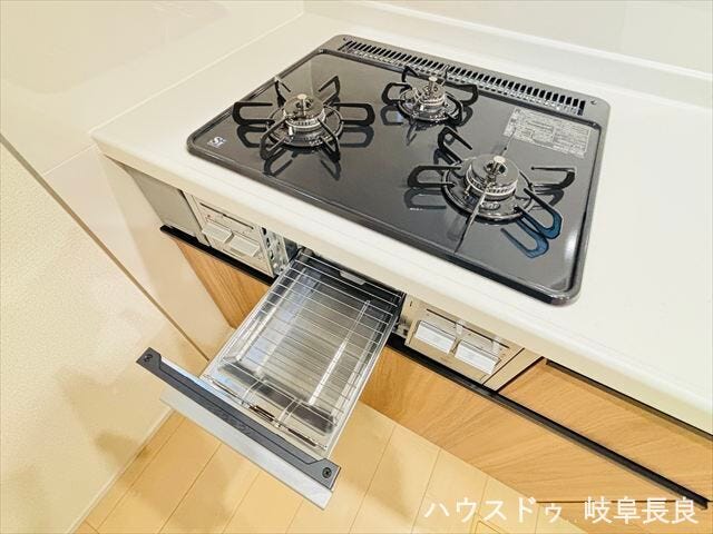 ≪コンロ≫
使い勝手が良いガスの3つ口コンロ!忙しい時でも効率よく調理が可能。グリル付きなので毎日の料理がさらに楽しくなります。
