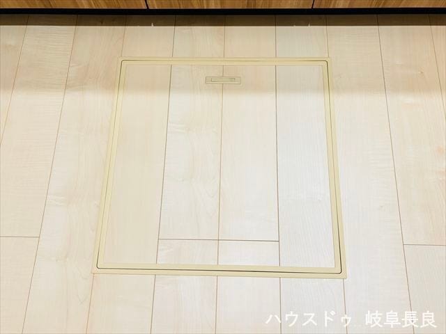 ≪床下収納≫
床下収納にはあまり使うことのない調理器具や非常食を収納しておけますね♪