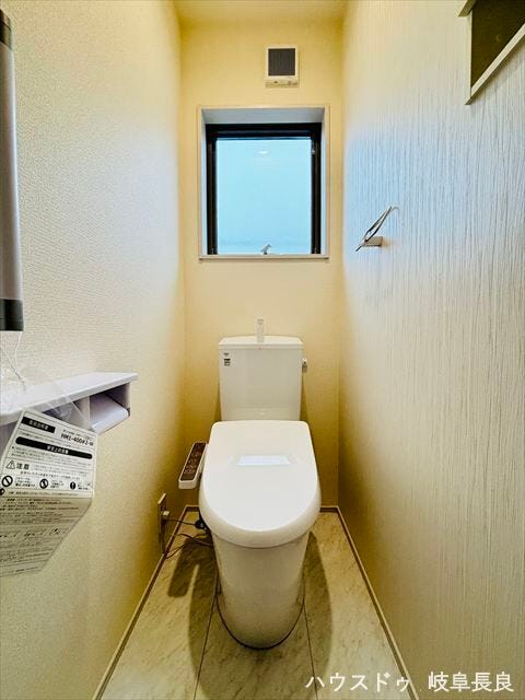 ≪2F≫
窓から自然光が入る、明るく清潔感のあるトイレです。こまめな換気が可能で匂いや湿気がこもりにくく、いつも気持ちよく快適にご利用いただけます。