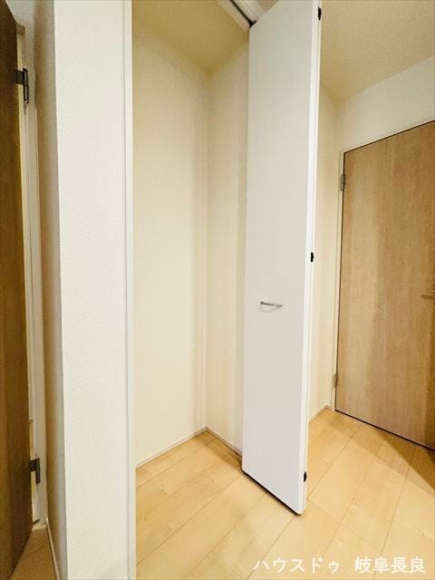 ≪キッチン横≫
収納があるので、食品ストックなどもスッキリとしまって保管できますね。