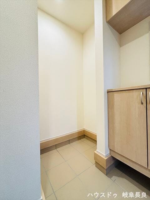 ≪シューズインクローゼット≫
靴を履いたまま出入りできる、SICです。靴以外にもベビーカーや外遊び用のおもちゃなどもしまって置けます。