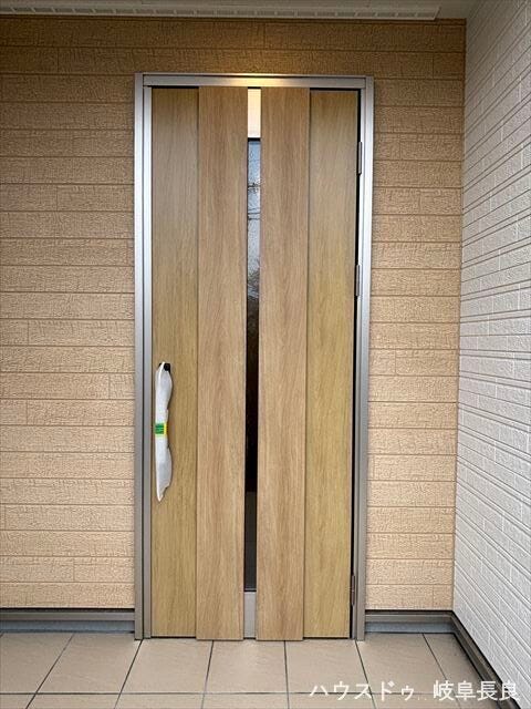 ≪外玄関≫
スリット窓から明るい光がたっぷり入る玄関です。