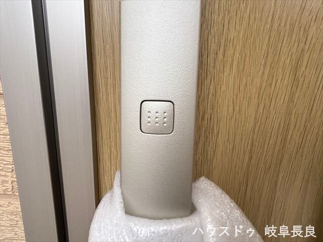 ≪スマートロック≫
重い荷物を持っていてもスムーズに解錠できて便利ですね。