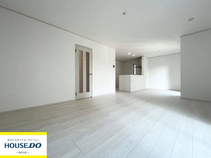 【リビング】
小学校徒歩3分、中学校10分♪
その他商業施設も徒歩圏内♪