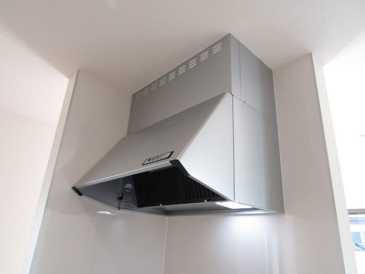 スタンダードで使いやすいブーツ型レンジフードを採用。安定した吸引力でしっかりと煙やニオイを排出します。