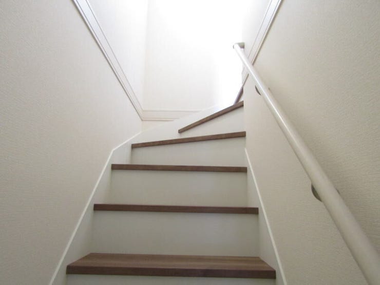 毎日の上り下りをしっかりサポートする階段手すり。小さなお子さまやご年配の方にも安心な設計です。