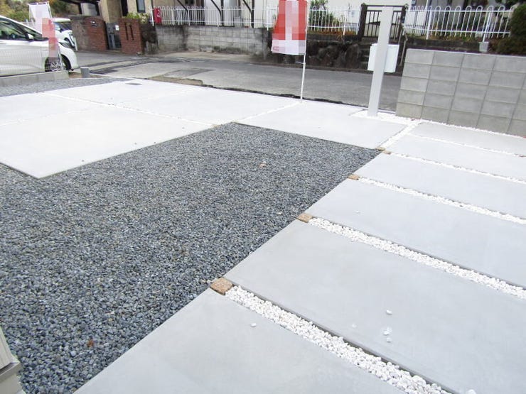 駐車スペースは2台分を確保。ご家族や来客の車も安心して駐車できます。