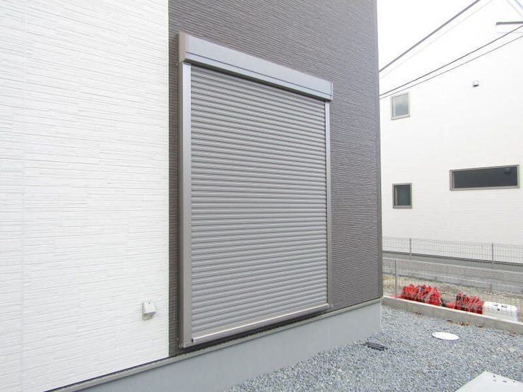 窓にはシャッター雨戸を完備。外出時や就寝時も、しっかりとプライバシーと安全を守ります。