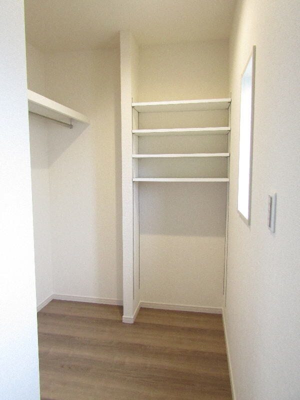 キッチン背面に可動棚+ハンガーパイプ付収納、WIC感覚で使える便利空間です。