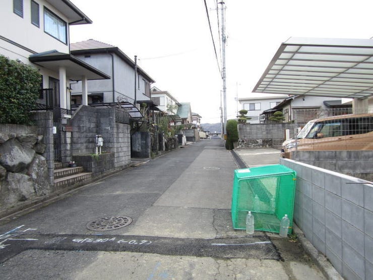 現地(2025年12月)撮影◆前面道路は幅員5.2mとなっており車のすれ違いもスムーズにできます。