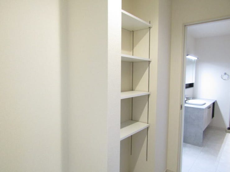 洗面室から続く大容量のファミリークローゼットは、家族みんなの衣類や季節用品をすっきり収納。忙しい朝も効率よく準備ができる便利な空間です。