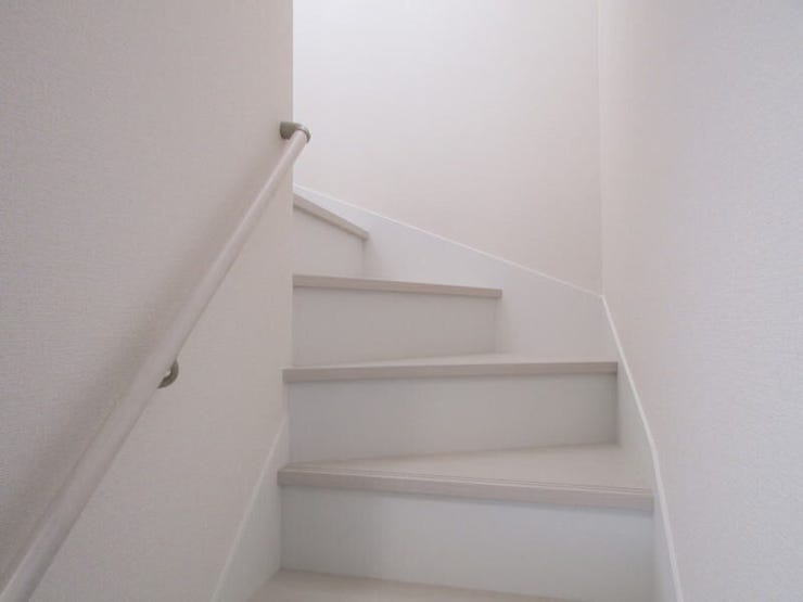 毎日の上り下りをしっかりサポートする階段手すり。小さなお子さまやご年配の方にも安心な設計です。