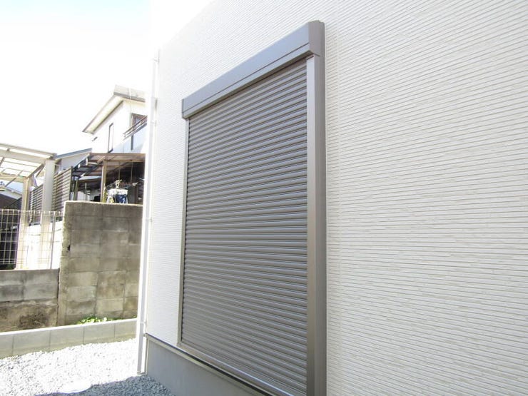 窓にはシャッター雨戸を完備。外出時や就寝時も、しっかりとプライバシーと安全を守ります。