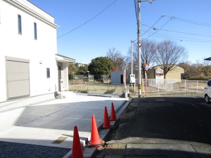 現地(2025年12月)撮影◆前面道路は幅員5.2mとなっており車のすれ違いもスムーズにできます。