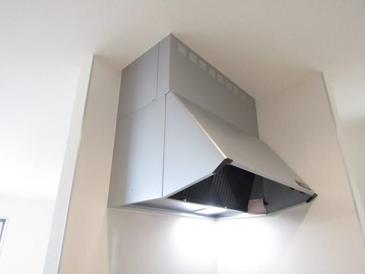 スタンダードで使いやすいブーツ型レンジフードを採用。安定した吸引力でしっかりと煙やニオイを排出します。