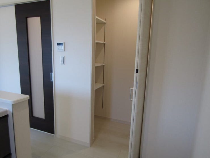 使いやすいキッチン横のパントリー付きで、食材や調理器具をすっきり収納。生活感を隠して、美しいキッチン空間に。