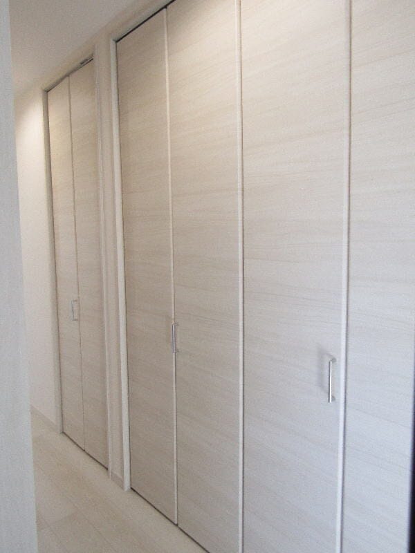 1階には廊下収納とファミリークローゼット付きで収納力抜群。家族みんなの衣類や季節用品をすっきり収納。