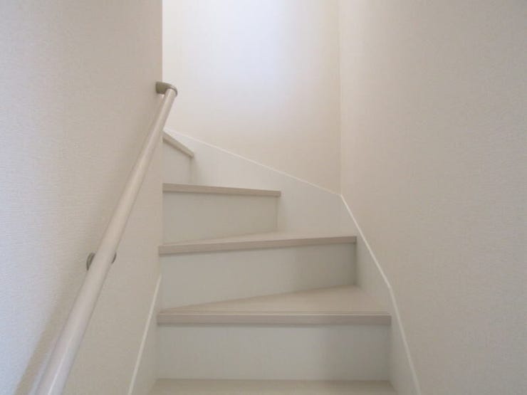 子育て世代にも安心の階段手すり。毎日の上り下りを支える、暮らしに寄り添う設備です。