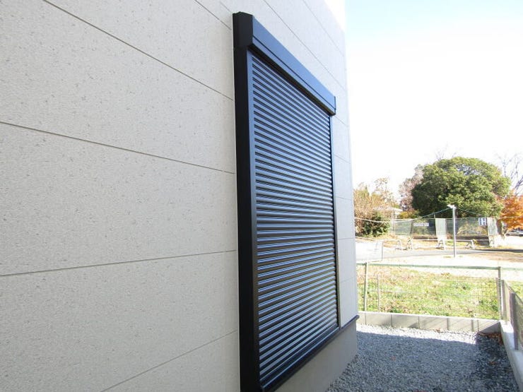 外からの視線や風雨からしっかり守るシャッター雨戸付き。防犯・防災対策に心強い設備です。