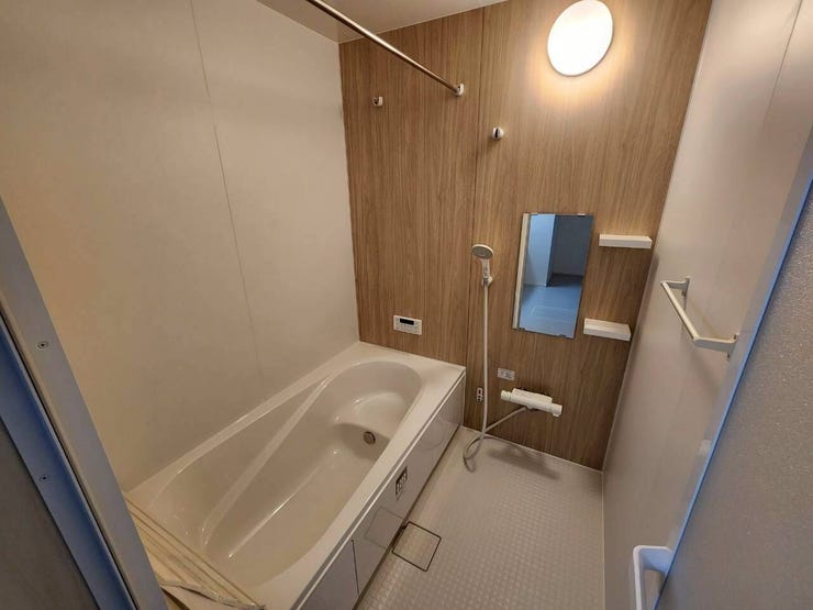 浴室乾燥機付♪
木目調の落ちついたアクセントパネル♪