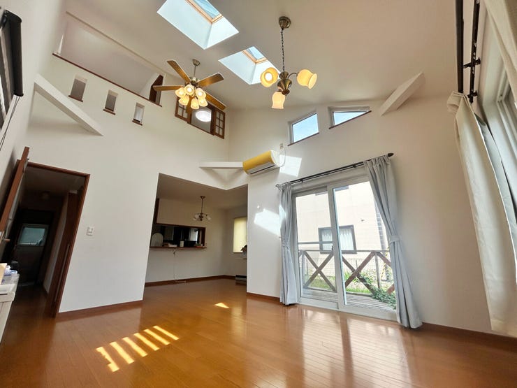 室内(2025年9月)撮影
◎本日案内可能◎
ご家族が集まるリビングは明るく過ごしやすい空間♪