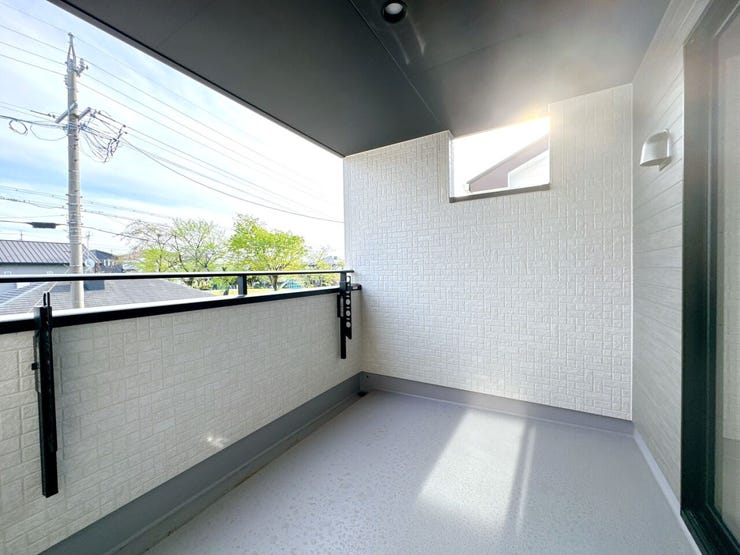 開放的で天候の影響を受けにくいインナーバルコニー