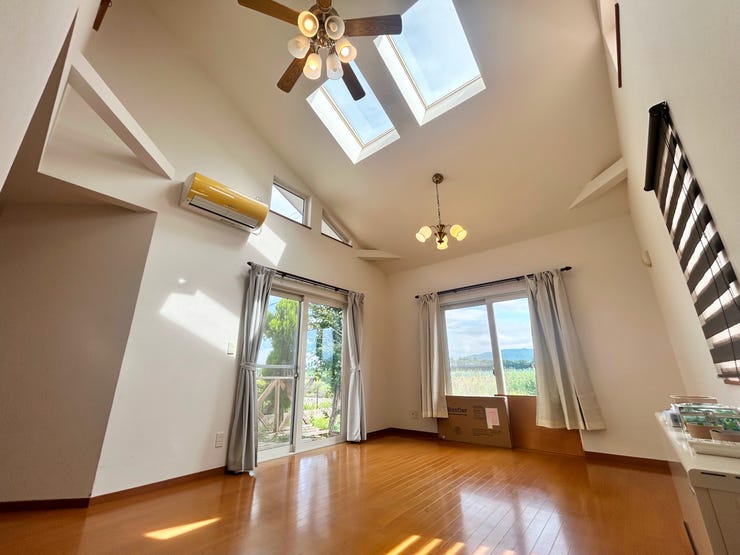 室内(2025年9月)撮影
◎本日案内可能◎
大きな窓と吹抜けの空間が開放感を出し、明るくおうちを照らします♪