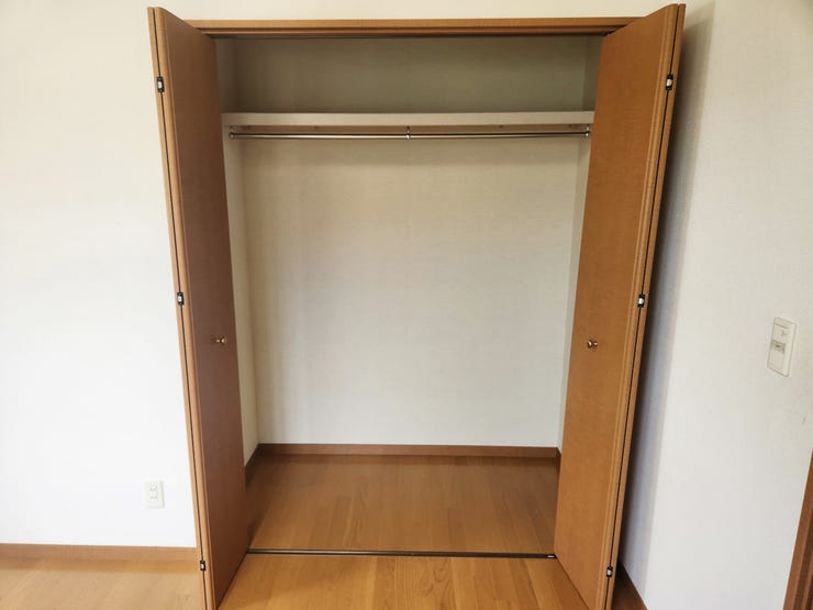 室内(2025年9月)撮影
◎本日案内可能◎
ハンガーパイプ付きの洋室。丈の長いコートなどの収納にも便利です♪